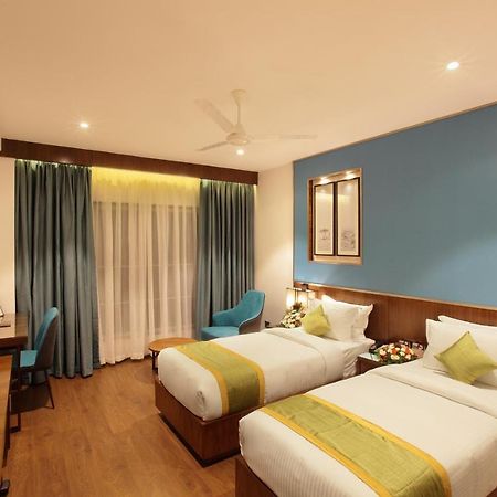 Hotel Ceasar Palace Thodupuzha Eksteriør billede